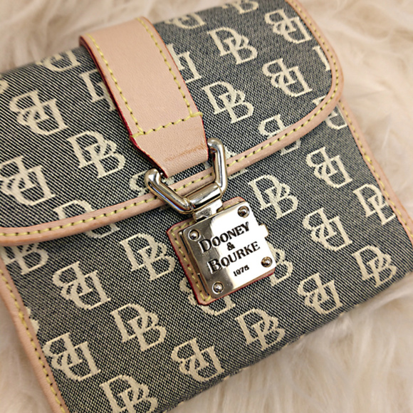 Dooney & Bourke Handbags - Dooney & Bourke Wallet
